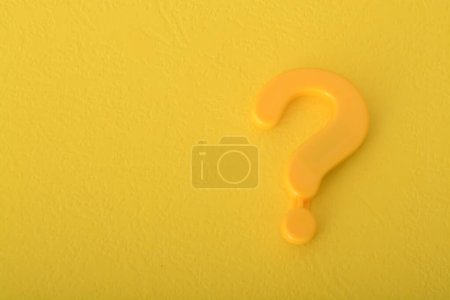 Téléchargez les photos : Le symbole du point d'interrogation isolé sur fond jaune sert de balise, invitant les gens à se renseigner et à explorer les connaissances.. - en image libre de droit