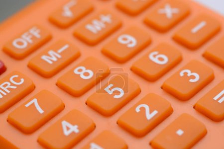 Foto de El primer plano de la calculadora subraya su relevancia en los ámbitos de la economía y los negocios. - Imagen libre de derechos