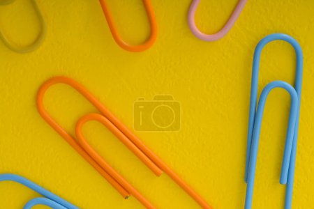 Foto de Pinzas de papel coloridas aisladas sobre un fondo amarillo
. - Imagen libre de derechos