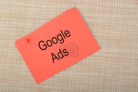 Foto de Google Ads muestra anuncios basados en tu puja, la relevancia del anuncio para los usuarios y su calidad. Garantiza que los usuarios vean anuncios que se alinean con sus intereses y necesidades. Y los anunciantes llegan a audiencias que son más propensas a convertir. - Imagen libre de derechos