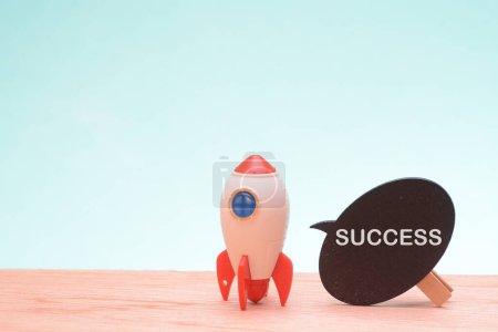 Foto de La palabra "éxito" emerge triunfante al lado de un cohete de juguete, encapsulando el espíritu de logro y aspiración - Imagen libre de derechos