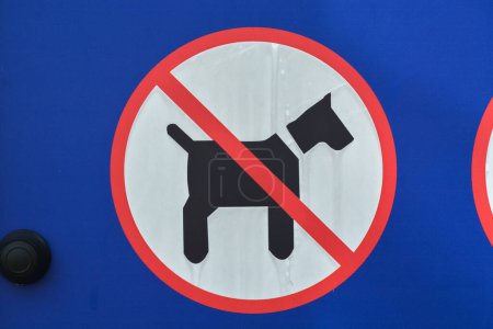 Téléchargez les photos : Interdiction : Pas d'animaux domestiques et chiens dans le parc - en image libre de droit