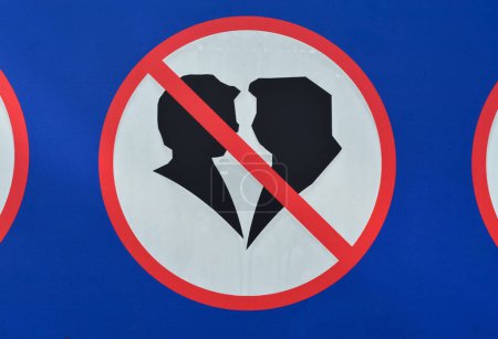 Téléchargez les photos : Interdiction : Pas d'enseigne pour couples dans le parc - en image libre de droit