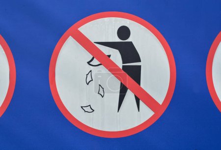 Téléchargez les photos : Interdiction : Interdiction de jeter la litière et les ordures dans le parc - en image libre de droit