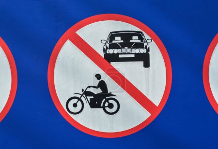 Foto de Prohibición: No hay coches y motocicletas letrero en el parque - Imagen libre de derechos