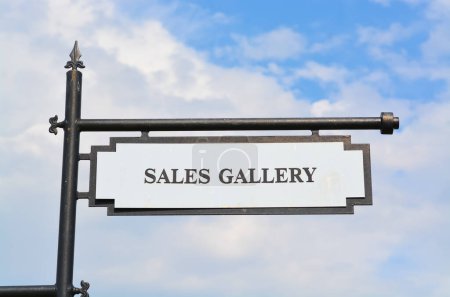 Téléchargez les photos : Vue de la galerie des ventes signe contre le ciel bleu - en image libre de droit