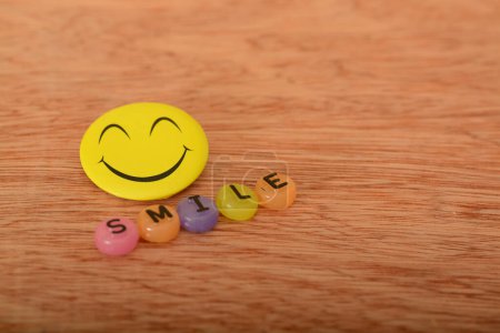 una palabra positiva con un signo de sonrisa puede evocar un ambiente alegre y acogedor