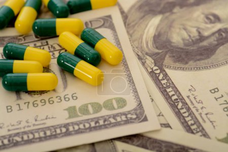 Die Anordnung von Münzen und medizinischen Pillen zusammen repräsentiert die teure Natur der Medizin