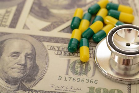 Die Anordnung von Münzen und medizinischen Pillen zusammen repräsentiert die teure Natur der Medizin