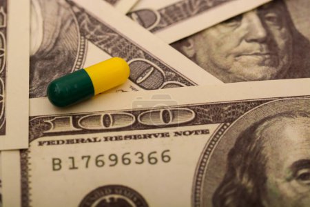 Das Nebeneinander von Stapeln von Münzen neben medizinischen Pillen und Kapseln unterstreicht die Realität der teuren Medizin