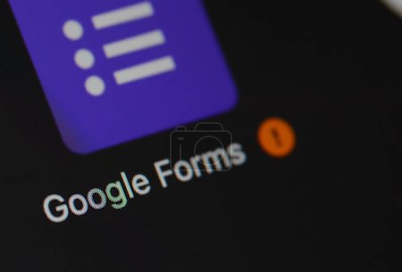 Foto de Klang, Malasia: 1 de marzo de 2024: Google Forms es parte del conjunto de herramientas de productividad de Google diseñadas para ayudar a los usuarios a crear y administrar encuestas, cuestionarios y formularios.. - Imagen libre de derechos