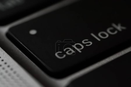 Caps Lock ist eine Taste auf einer Computertastatur, die bewirkt, dass alle Buchstaben von Zweikammerschriften in Großbuchstaben erzeugt werden.