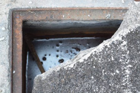 Les couvercles de trou d'homme en ciment endommagés et les fils d'acier brisés exposés sur les trottoirs et les routes représentent un danger important pour les piétons et les automobilistes..