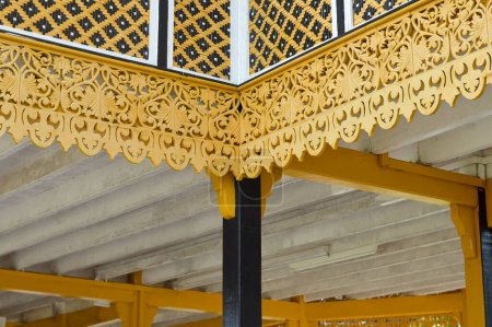 Das malaiische architektonische Baudesign verschmilzt nahtlos Elemente der Natur mit kultureller Symbolik und ruft ein Gefühl der Harmonie und Ehrfurcht vor der Tradition hervor