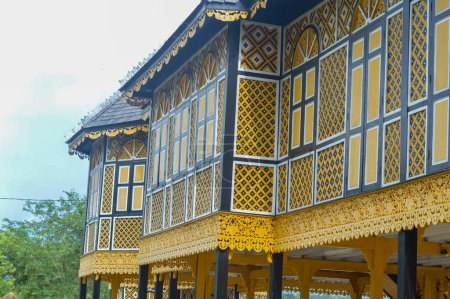 Kuala Kangsar, Perak: 21. März 2024 - der Königliche Museumspalast oder im Volksmund ISTANA KENANGA genannt, steht als Zeugnis traditioneller malaiischer Architektur, königlichen Charmes und kulturellen Erbes