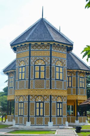 Kuala Kangsar, Perak: 21. März 2024 - der Königliche Museumspalast oder im Volksmund ISTANA KENANGA genannt, steht als Zeugnis traditioneller malaiischer Architektur, königlichen Charmes und kulturellen Erbes