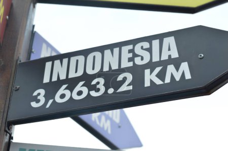 Téléchargez les photos : Gros plan sur les panneaux directionnels pointant vers les destinations enchanteresses de l'Indonésie - en image libre de droit
