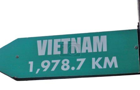 Primer plano de las señales direccionales que apuntan hacia los destinos encantadores de Vietnam