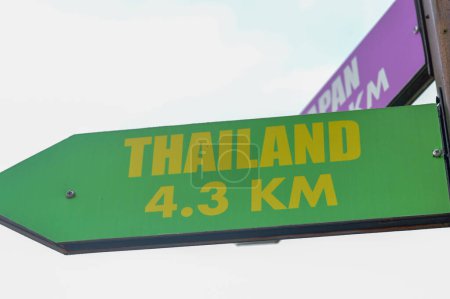 Primer plano de las señales direccionales que apuntan hacia los destinos encantadores de la Tailandia