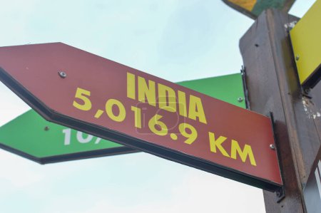 Primer plano de las señales direccionales que apuntan hacia los destinos encantadores de la India