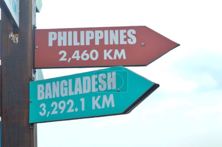 Nahaufnahmen von Hinweisschildern, die auf die bezaubernden Reiseziele Philippinen und Bangladesch hinweisen, locken