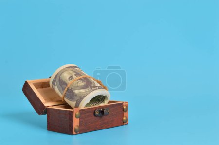 El concepto de ahorro está simbolizado por la imagen del dinero en una caja, que representa la disciplina de reservar fondos para futuras metas y emergencias..