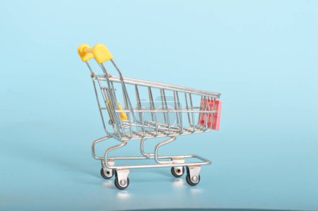 carro de supermercado se erige como un símbolo de la autonomía del consumidor y la elección, listo para ser llenado con productos