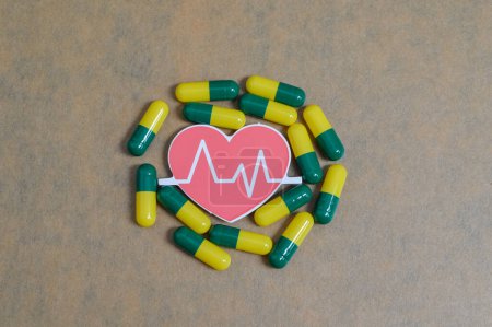 Cápsulas de la píldora con un símbolo de latido del corazón encapsular la idea de la medicación consciente de la salud, promoviendo la noción de bienestar y vitalidad con cada dosis.