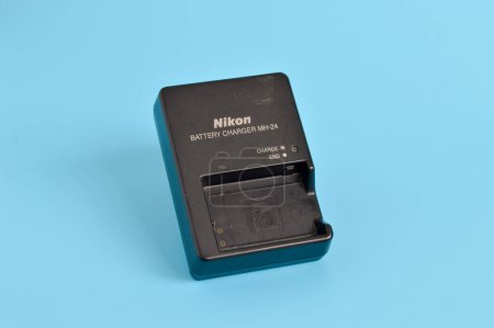 Klang, Malasia: 14 de abril de 2024- El cargador de batería Nikon para cámaras réflex digitales garantiza una alimentación fiable para sesiones de disparo prolongadas.