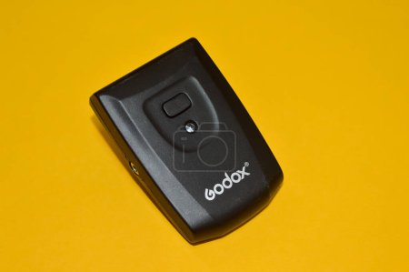 Klang, Malaysia: 14. April 2024 - Der Godox-Auslöser für DSLR-Kameras integriert sich in Ihren Fotografie-Workflow und bietet Vielseitigkeit bei der Fernbedienung für fesselnde Aufnahmen