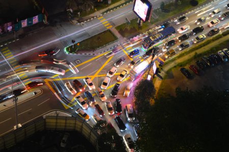 Téléchargez les photos : Klang, Malaisie : 14 avril 2024- L'autoroute animée de nuit était un flou de mouvement, avec des voitures qui défilaient dans un kaléidoscope de lumières et de couleurs - en image libre de droit