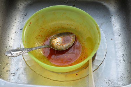 La vista de platos sucios en el fregadero señala el final de una comida y el comienzo de la rutina de limpieza.