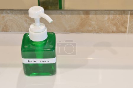 La vue sur le flacon de savon pour les mains offre une solution pratique et hygiénique pour garder les mains propres