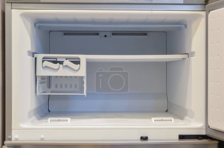 Téléchargez les photos : La vue sur l'espace congélateur du réfrigérateur révèle ses compartiments organisés, prêts à conserver et refroidir les aliments pour un accès facile - en image libre de droit