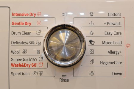 Die Tasten für die Waschmaschine sind von verschiedenen Funktionen umgeben und ermöglichen individuelle Waschzyklen, die auf Ihre Wäschebedürfnisse zugeschnitten sind.