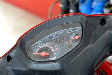 Der Blick auf den Motorradzähler liefert wichtige Informationen über Geschwindigkeit, Laufleistung und Motorstatus und gewährleistet eine reibungslose und informierte Fahrt..