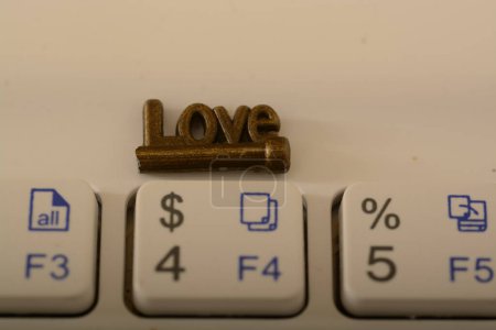 Amor texto y teclado, citas estafadores utilizan el engaño para explotar a las mujeres vulnerables en línea