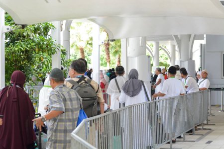 Foto de Sepang, 15 de junio de 2023: Los peregrinos malasios se preparan para emprender las diversas actividades asociadas con su viaje de peregrinación. - Imagen libre de derechos