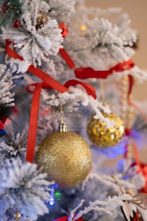 Foto de Primer plano de decoraciones y luces en un árbol de Navidad nevado. Foto de alta calidad - Imagen libre de derechos