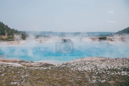Téléchargez les photos : Epic scenic view of colorful steaming pool of geysers in Yellowstone National Park - en image libre de droit