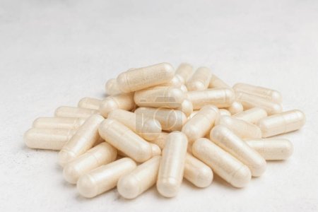 Capsules de médecine blanche, pilules vitaminiques ou médicaments, traitement médicamenteux, concept de soins de santé.