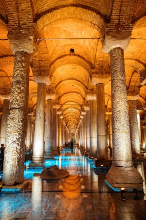 Téléchargez les photos : Vue intérieure de la citerne de la basilique d'Istanbul, Turquie. Colonnes anciennes, eau, éclairage - en image libre de droit
