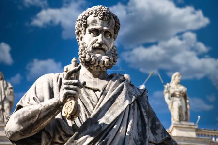 Téléchargez les photos : Statue de saint Pierre tenant une clé au Vatican, Rome, Italie. Ciel bleu vif avec des nuages sur le fond. - en image libre de droit