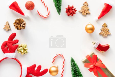 Foto de Composición navideña. Marco hecho de decoraciones de árbol de navidad rojo sobre fondo blanco. Vista superior con espacio de copia - Imagen libre de derechos