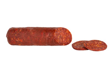 Saucisse épicée salami isolé sur fond blanc.