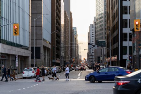 Foto de Ottawa, Canadá - 5 de noviembre de 2022: Gente cruzando la calle en el centro de la ciudad. Paisaje urbano con tráfico en la calle. Travesía en la ciudad - Imagen libre de derechos