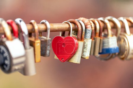 Foto de Cerraduras de amor colgando en el puente. Candados como concepto de amor, amistad y afecto. - Imagen libre de derechos