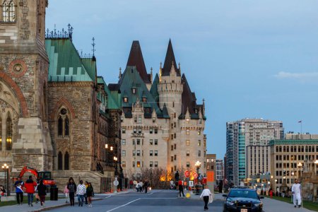 Foto de Ottawa, Canadá - 5 de noviembre de 2022: Vista del centro de la ciudad por la noche con personas caminando cerca del edificio del Parlamento. - Imagen libre de derechos