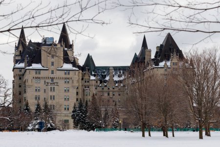 Foto de Ottawa, Canada - January 23, 2023: Fairmont Chateau Laurier hotel building in Major's Hill Park in winter. - Imagen libre de derechos