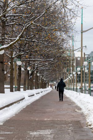 Foto de Ottawa, Canada - January 23, 2023: Sidewalk near Major's Hill Park in winter season. Road with walking person in winter season. Path with snow and trees in downtown. - Imagen libre de derechos